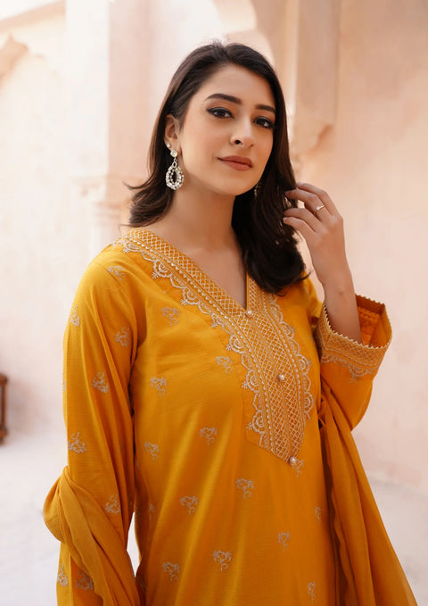 YoloPret - Stitched 3Pc Tilla Embroidered Rib Lawn with Embroidered Border Chiffon Dupatta JASHAN-S25-0031