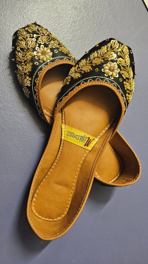 Black Embroidered khussa 10